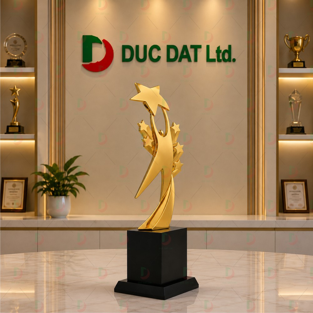 cup_the_thao__45_ Cúp nghệ thuật 010 mạ vàng cao cấp hình người vươn tay nâng ngôi sao danh giá trên chân đế đen sang trọng.