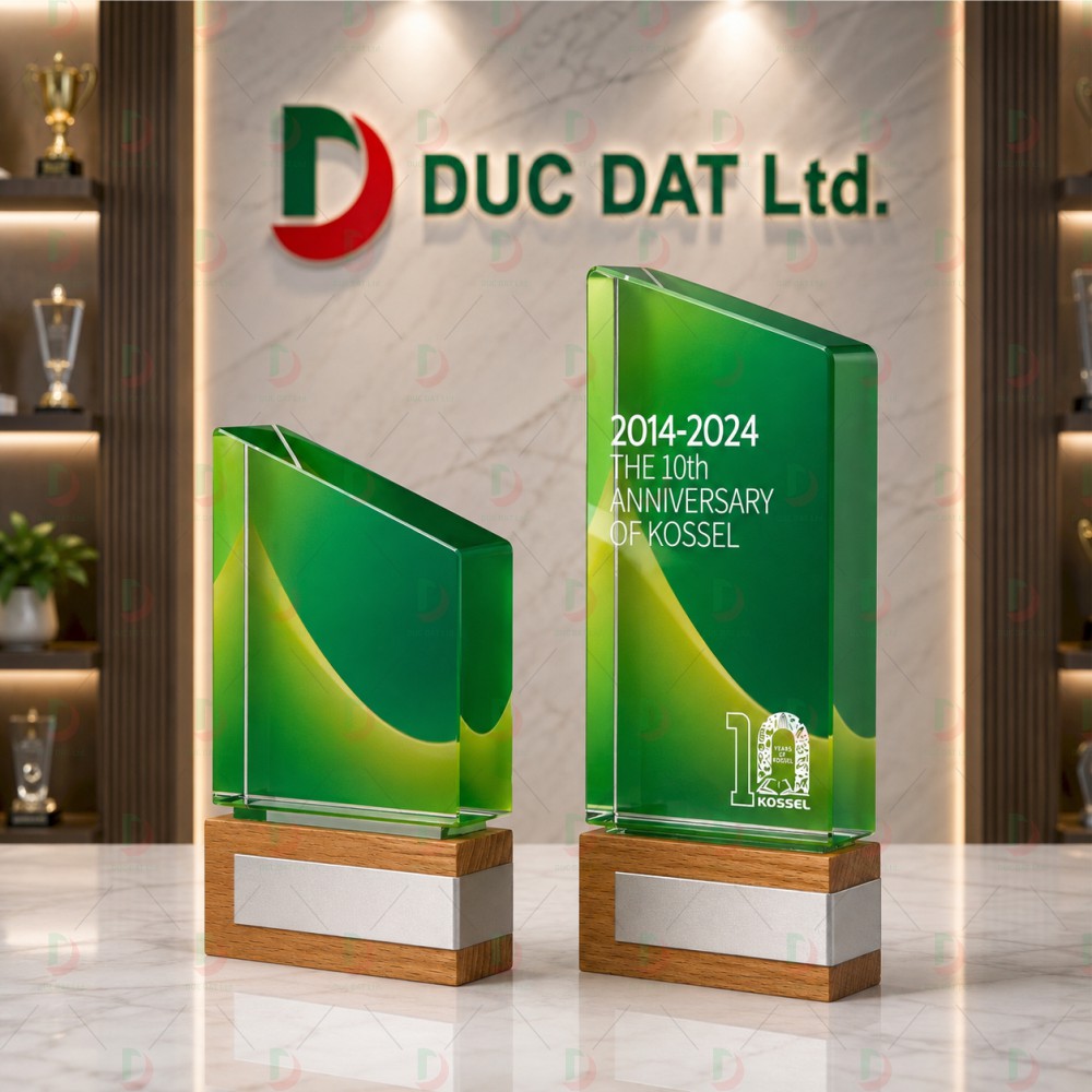 cup_the_thao__45_ Cúp pha lê đế gỗ 001 với phần thân pha lê màu xanh lục bảo vát góc kết hợp đế gỗ tự nhiên sang trọng.