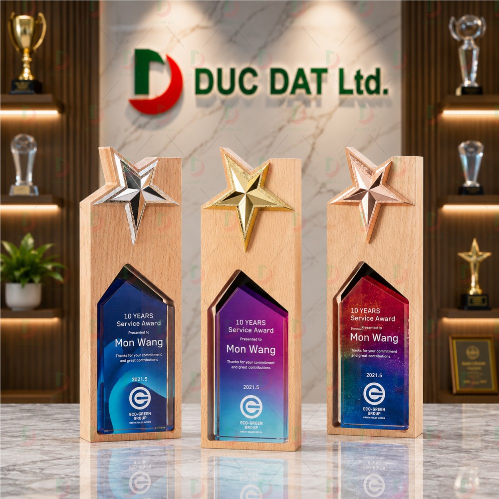 cup_the_thao__45_ cúp pha lê đế gỗ 008 tạo hình khối gỗ tự nhiên vát góc đỉnh gắn ngôi sao kim loại 3D, kết hợp tấm pha lê in màu UV đa sắc sắc nét.