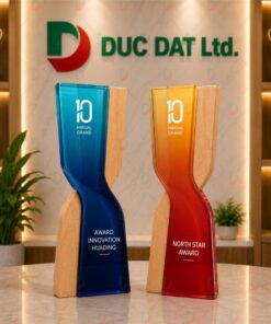 Cúp Pha Lê Đế Gỗ 010 - Kiệt Tác Xoắn Lốc, In UV Sắc Nét