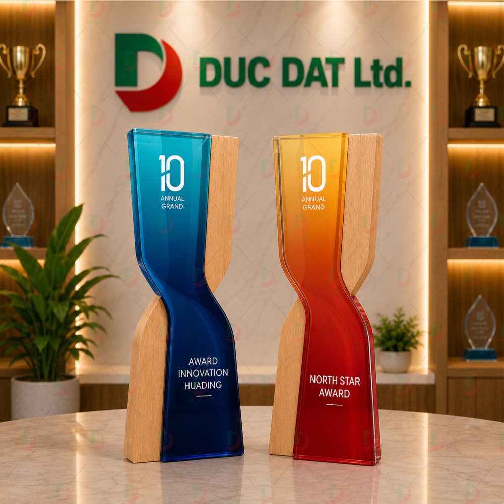 cup_the_thao__45_ cúp pha lê đế gỗ 010 với tạo hình xoắn lốc đối xứng kết hợp giữa gỗ tự nhiên nguyên khối và tấm pha lê in màu UV xanh dương, đỏ cam sang trọng