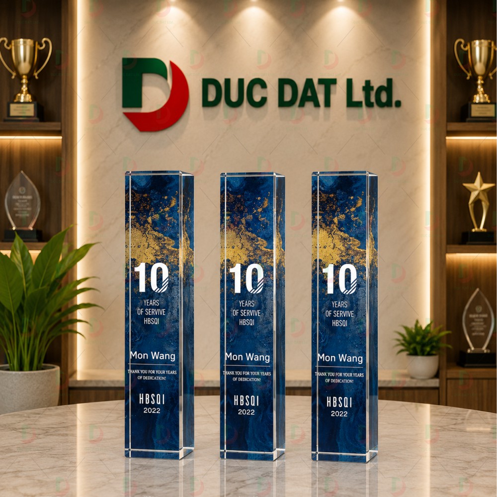 cup_the_thao__45_ Cúp pha lê 011 chất liệu pha lê K9 khối trụ vuông xanh hoàng gia dát vàng in màu UV sắc nét theo yêu cầu
