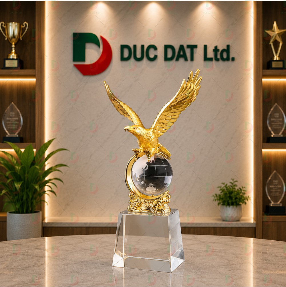 cup_the_thao__45_ Cúp pha lê 013 chất liệu pha lê K9 kết hợp đại bàng mạ vàng tung cánh trên quả cầu trái đất in màu UV theo yêu cầu