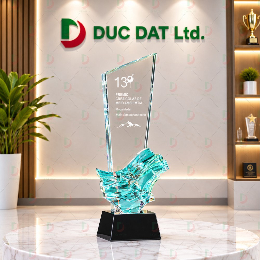 cup_the_thao__45_ Cúp pha lê 018 chất liệu pha lê K9 dáng cánh buồm đính cụm sóng biển màu ngọc lục bảo in màu UV theo yêu cầu