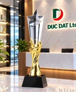 Cúp Pha Lê 024 Đỉnh Ngôi Sao 3D Thân Xoắn Vàng In UV Cao Cấp