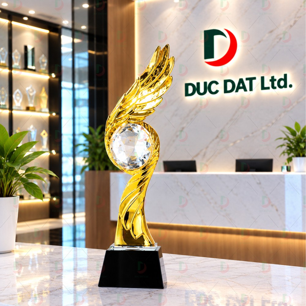cup_the_thao__45_ Cúp pha lê 025 chất liệu pha lê K9 quả cầu kim cương kết hợp đôi cánh mạ vàng in màu UV theo yêu cầu