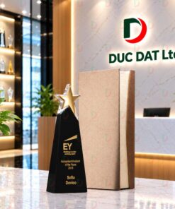 Cúp Pha Lê 030 Khối Tháp Đen Ngôi Sao Vàng