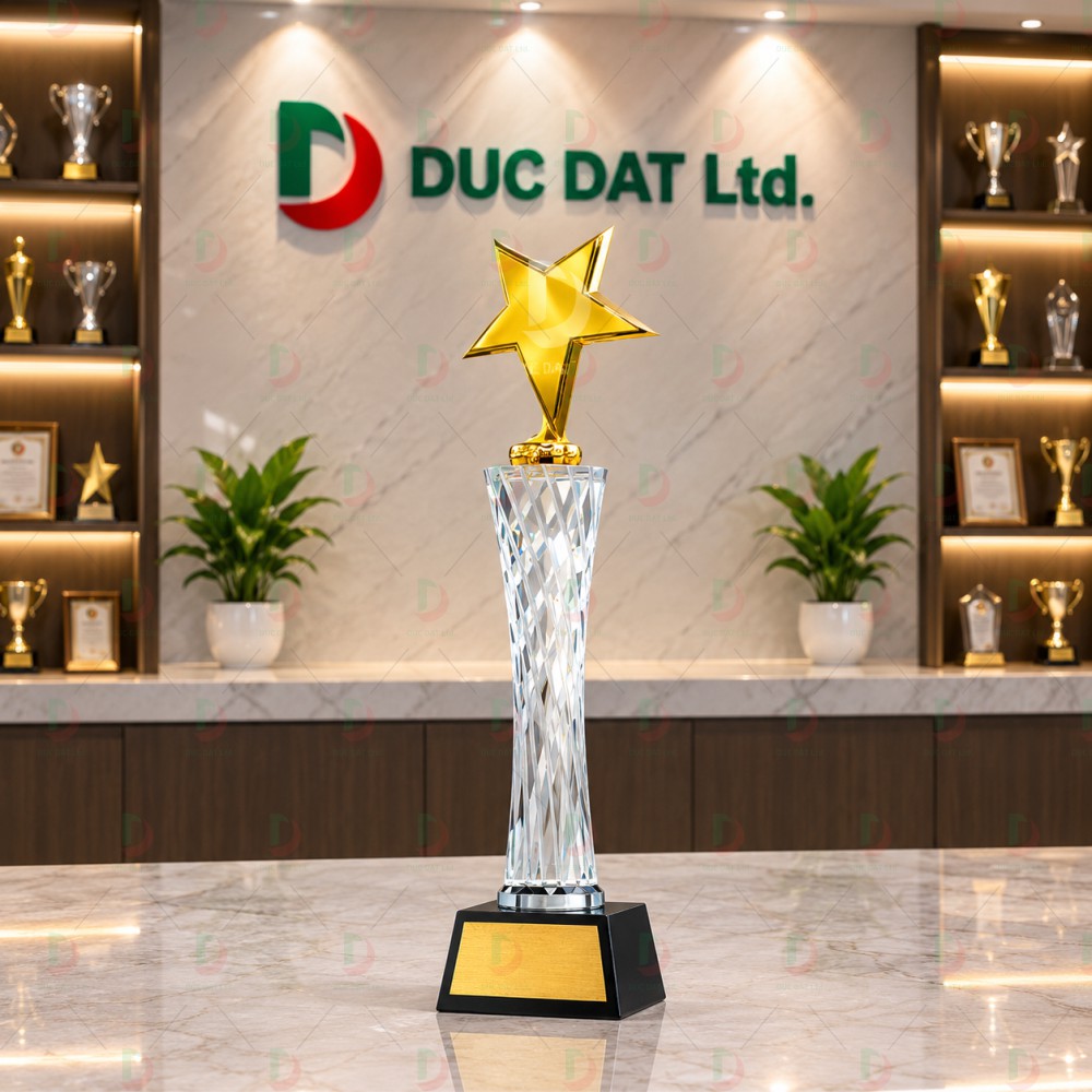 cup_the_thao__45_ Cúp pha lê 037 thân trụ pha lê mài vát kim cương kết hợp ngôi sao kim loại vàng kiêu hãnh và đế đen in UV theo yêu cầu