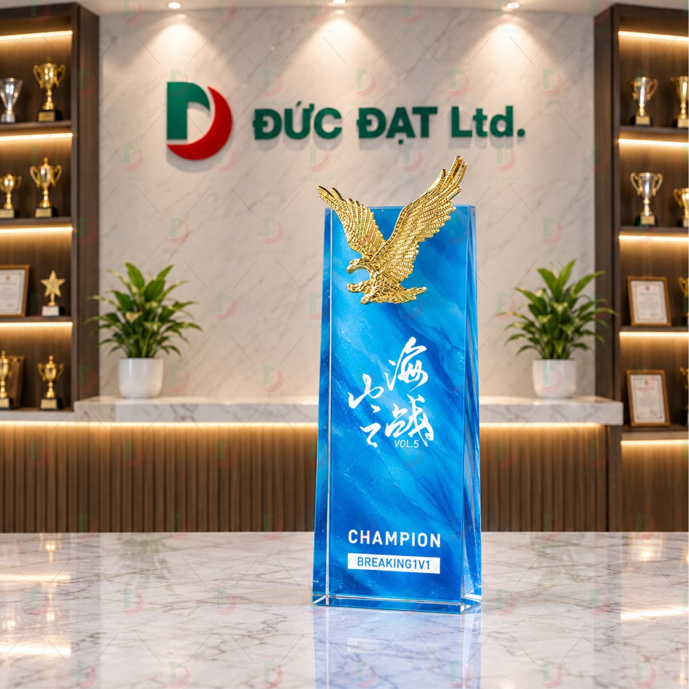 cup_the_thao__45_ Cúp pha lê 039 khối pha lê xanh đại dương vân sóng đính chim đại bàng kim loại mạ vàng sải cánh in UV theo yêu cầu